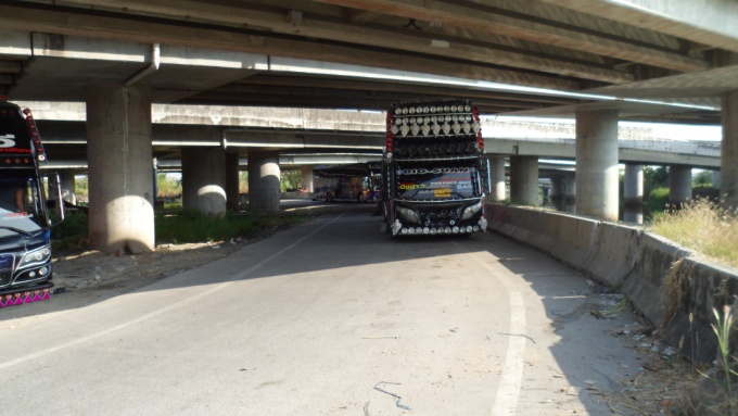 Nettoyage des bus sous un pont