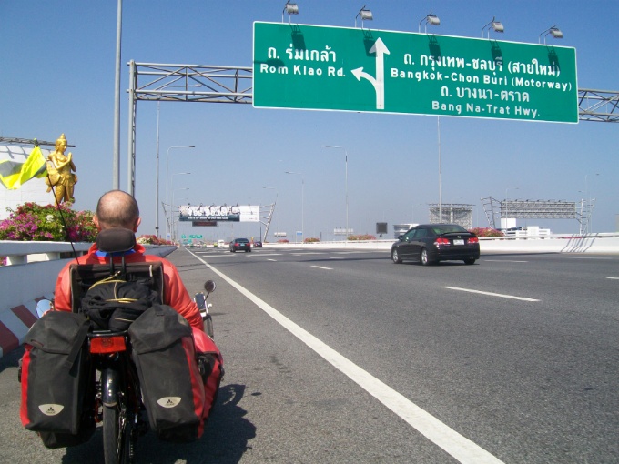 Premier tours de pédales à la sortie de l'aéroport de Bangkok