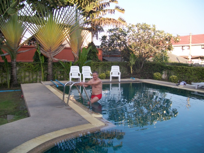 Premier bain dans la petite piscine de l'hôtel