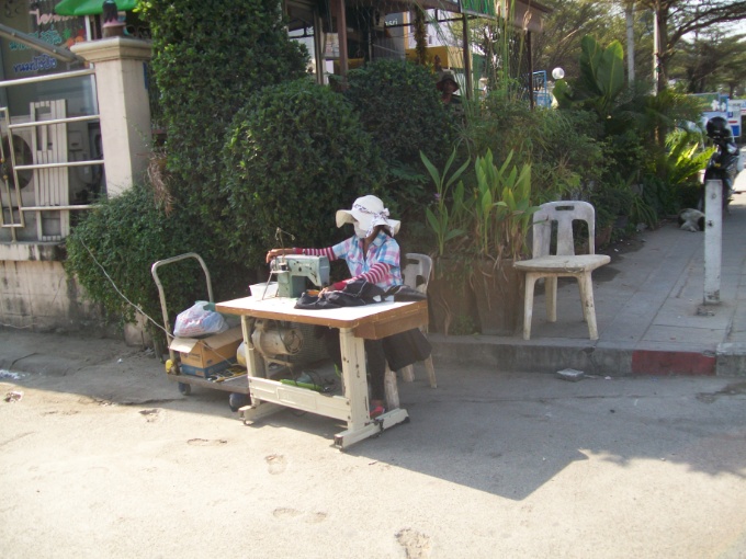 Couturiere de rue devant l'hôtel