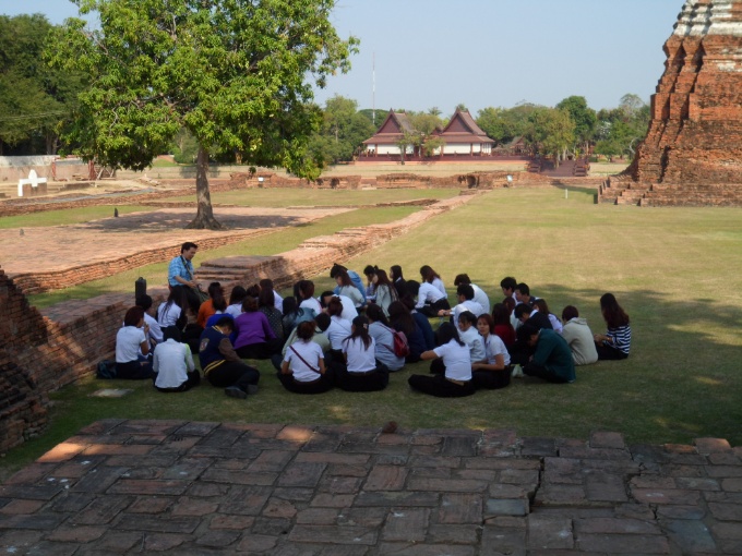 Cours d'histoire sur site avec des auditeurs attentifs et calmes