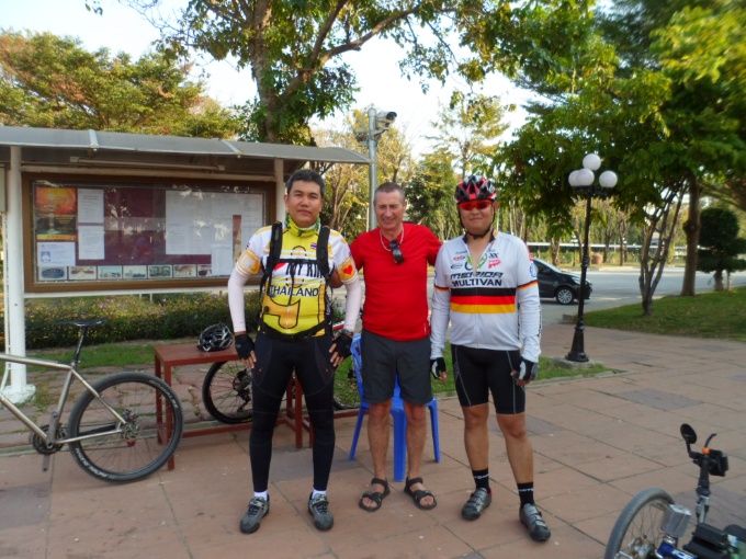 Cyclistes devant l'église Saint Joseph