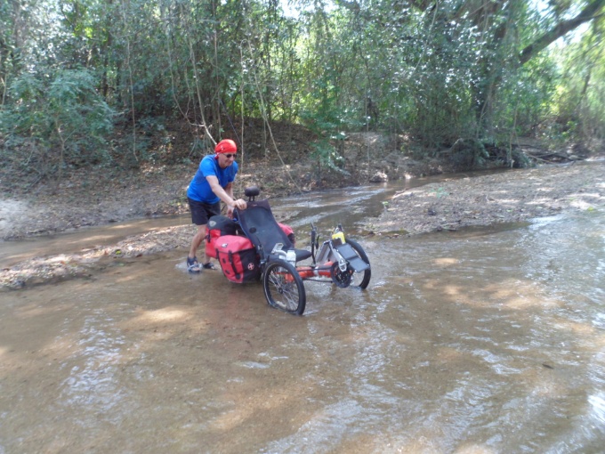 Je pousse mon vélo pour traverser la rivière