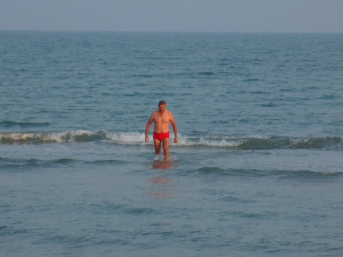 Michel sort de son premier bain de mer du voyage