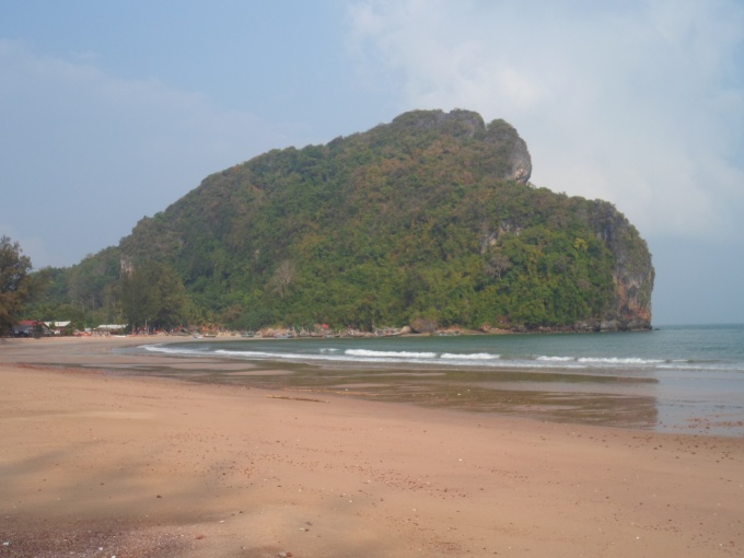 La plage déserte pour le bain du soir