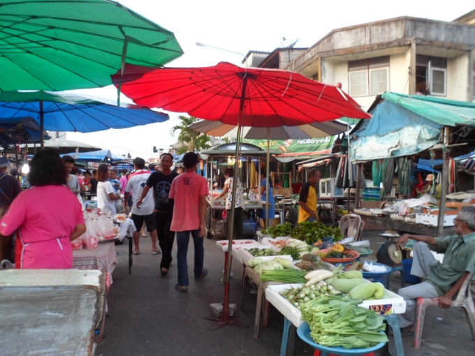 Un marché à Lang Suan