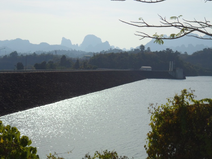 Lac Ratchaprapa et montagnes environnantes