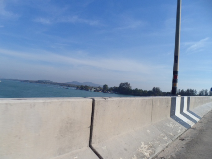 Sur le pont qui relie l'île de Phuket au continent