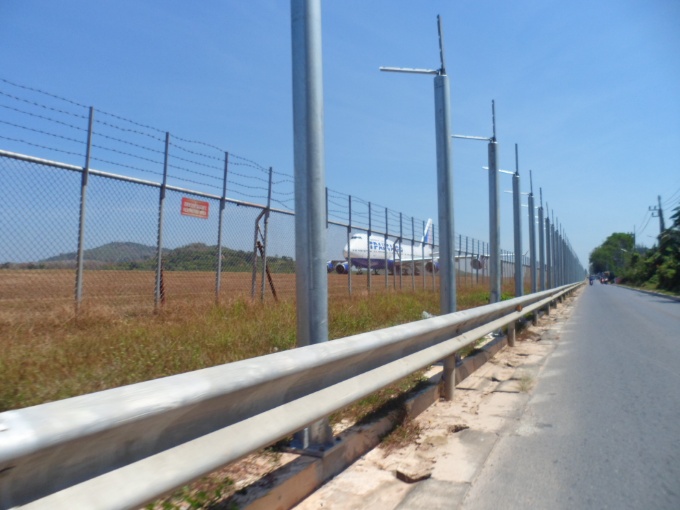 Notre route longe l'aéroport de Phuket