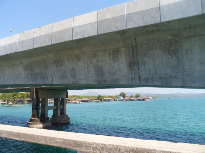 Le dessous du pont vu depuis le point de vue piéton