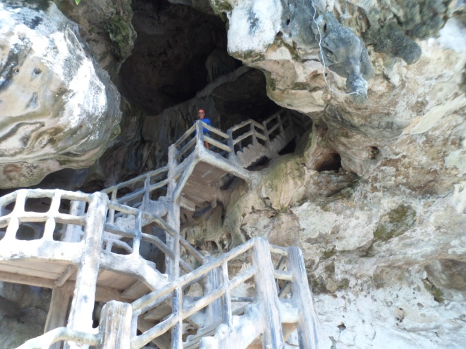 Les escaliers qui mènent à la grotte