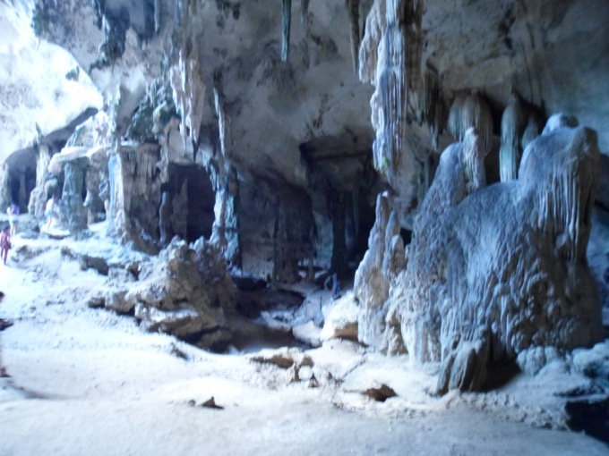 La grotte occupé par les hommes préhistoriques et par les soldats japonais pendant la seconde guerre mondiale