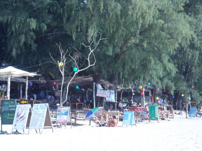 Les restaurants et bars à l'arrière de la plage