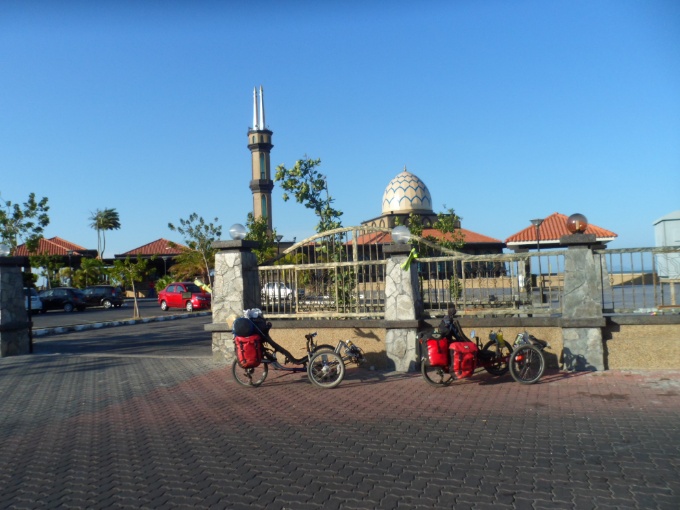 Devant une mosquée à Kuala Perlis