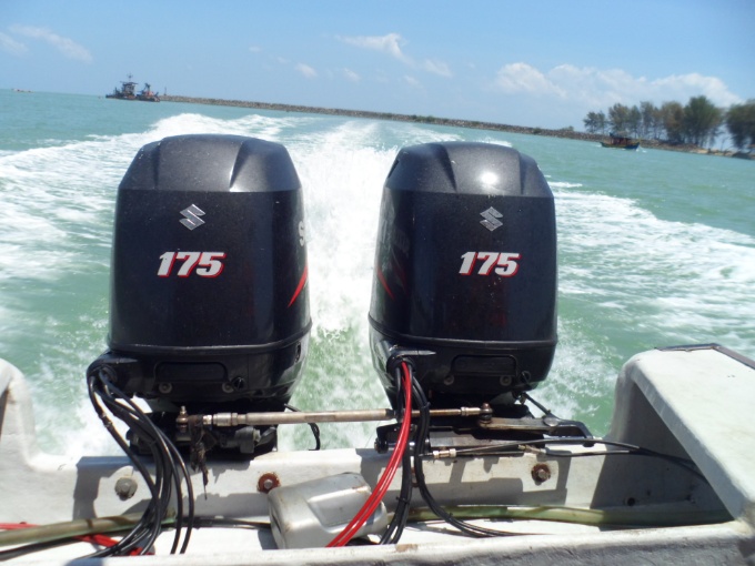 Les deux moteurs de 175 cv du petit bateau