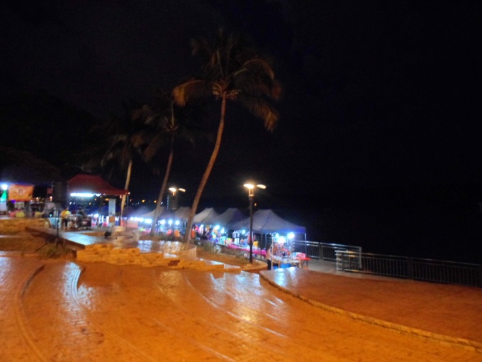 Le marché de nuit sur la belle promenade au bord du fleuve à Kuantan