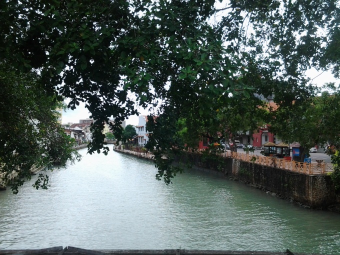 Le fleuve qui traverse la ville