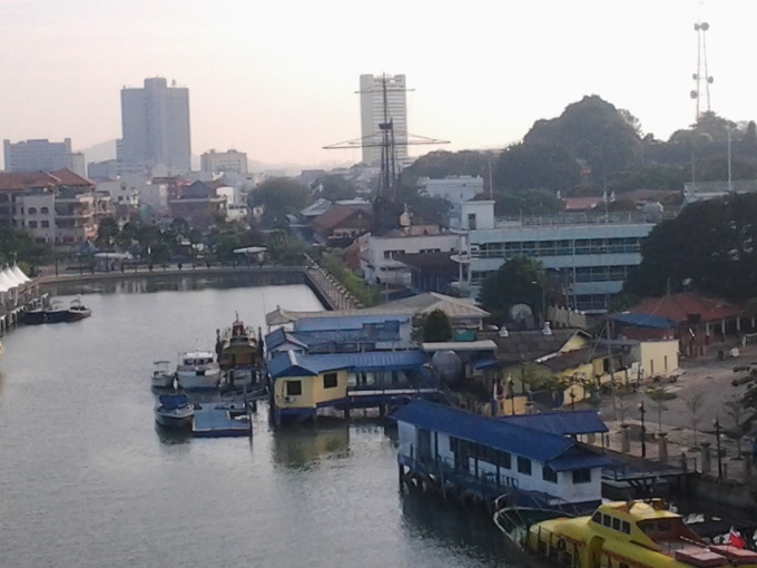 Vue sur Melaka depuis le pont