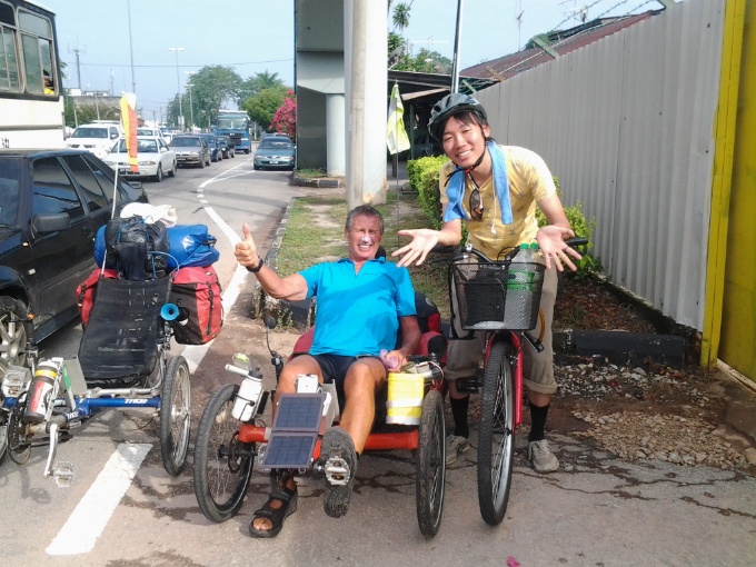Michel avec le jeune japonais cycliste mono vitesse