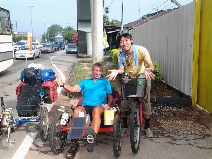 Michel avec le jeune japonais cycliste mono vitesse