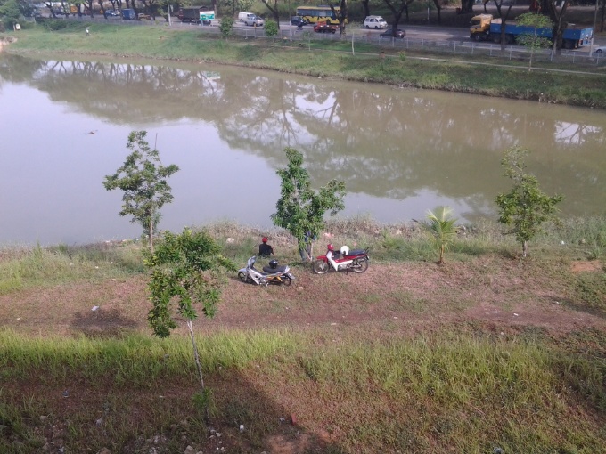 Des pêcheurs devant l'hôtel à Kulai