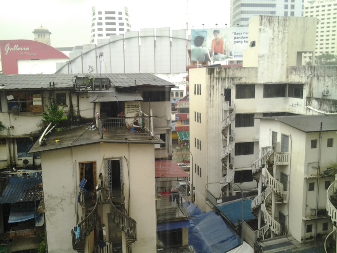 Depuis la chambre d'hôtel à Johor Baru et pendant la pluie du soir