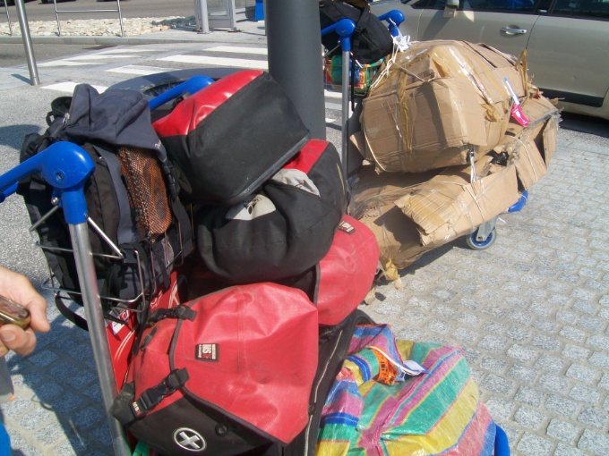 en attendant Jean-Pierre nous sortons les sacoches des grands sacs pour les caser plus facilement dans la voiture